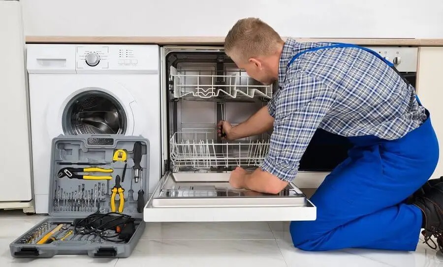 Kızılcahamam Midea servisi teknisyen ekibi beyaz eşya tamiri yaparken